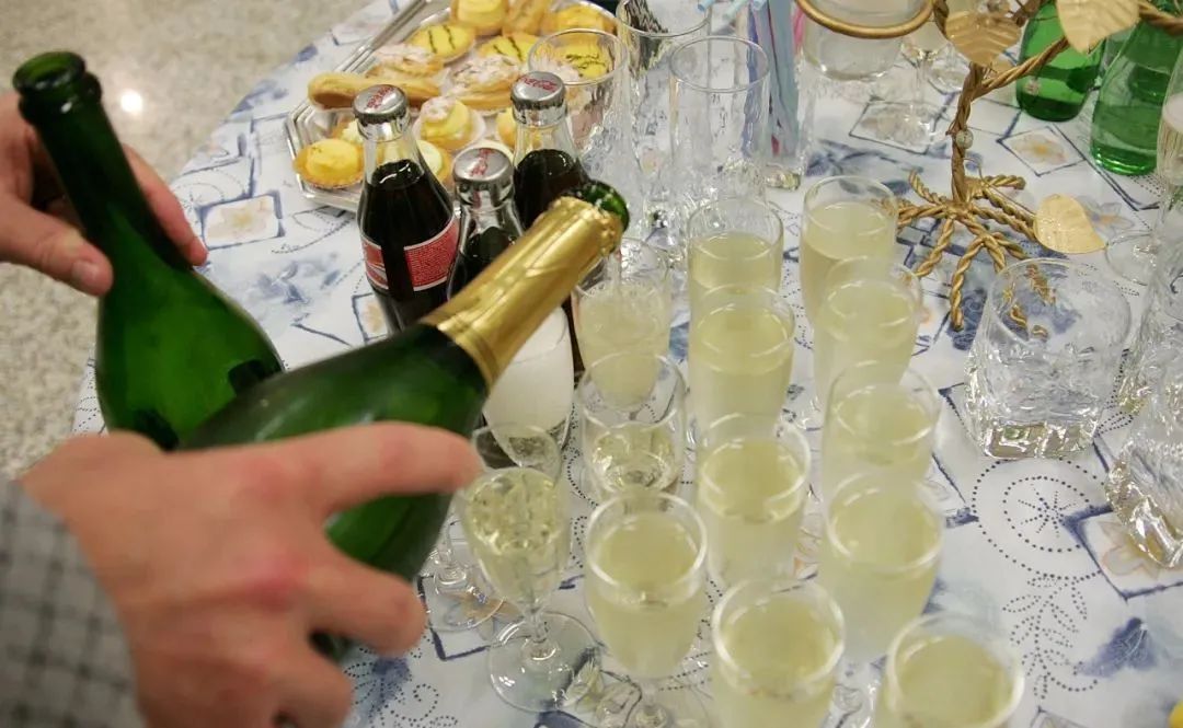 这届年轻人,离“猝死”究竟有多近?休闲区蓝鸢梦想 - Www.slyday.coM 这届年轻人,离“猝死”究竟有多近?休闲区蓝鸢梦想 - Www.slyday.coM