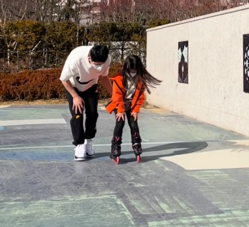 安贤洙回韩一周！教女儿学滑轮，保护小公主，曾遭<a href=