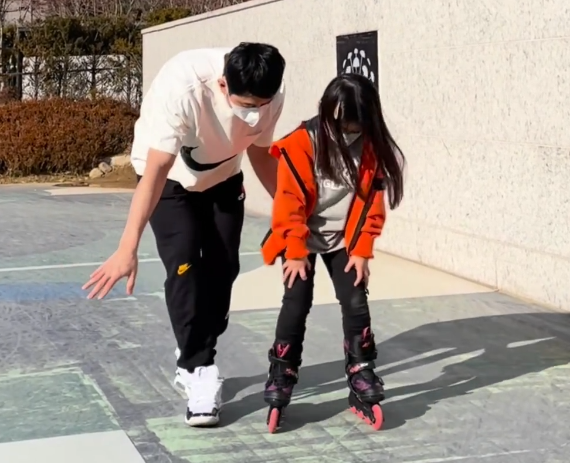 安贤洙回韩一周！教女儿学滑轮，保护小公主，曾遭<a href=