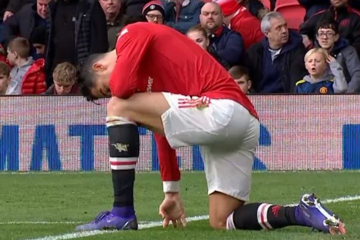 单膝跪地+踢空气泄愤！C罗10场仅1球，进球数已遭<a href=