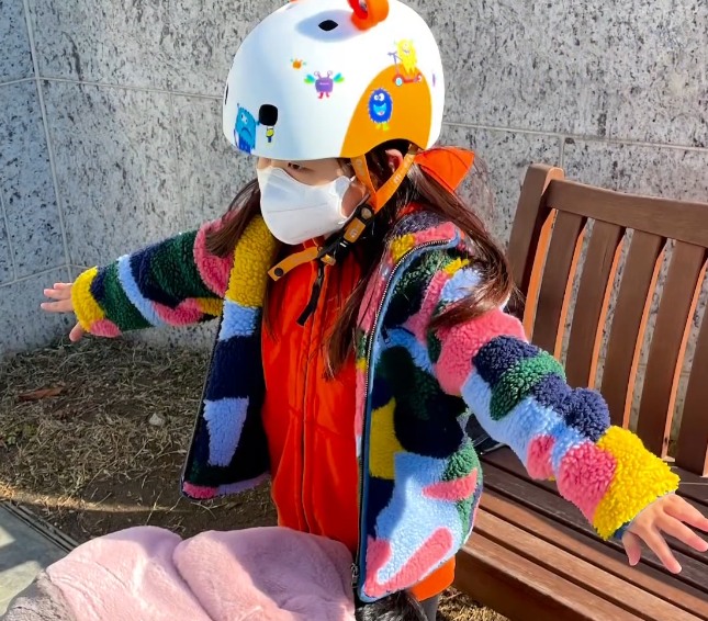 安贤洙回韩一周！教女儿学滑轮，保护小公主，曾遭<a href=