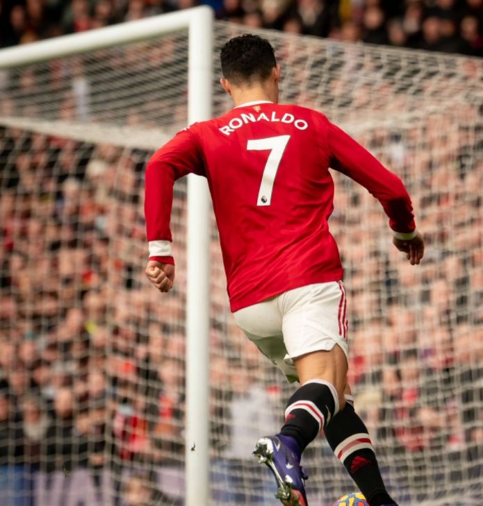 单膝跪地＋踢空气泄愤！C罗10场仅1球，进球数已遭<a href=