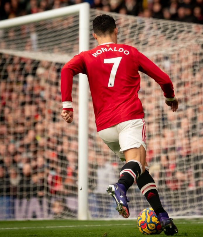 单膝跪地+踢空气泄愤！C罗10场仅1球，进球数已遭<a href=