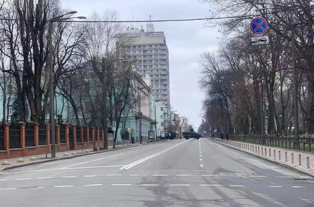 这是2月25日在乌克兰基辅拍摄的空荡荡的街头。新华社记者鲁金博摄