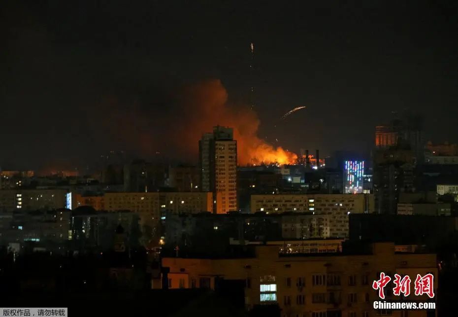 当地时间2月26日凌晨，乌克兰首都基辅连续发生多起爆炸，图为基辅附近出现爆炸的火光。
