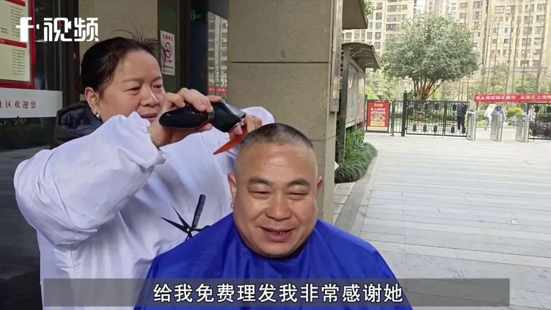 长沙有位“许大姐”,连续15年免费为上万市民理发休闲区蓝鸢梦想 - Www.slyday.coM 长沙有位“许大姐”,连续15年免费为上万市民理发休闲区蓝鸢梦想 - Www.slyday.coM