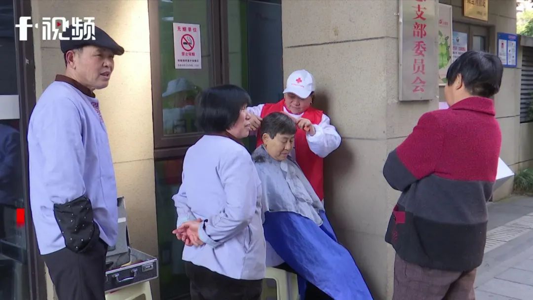 长沙有位“许大姐”,连续15年免费为上万市民理发休闲区蓝鸢梦想 - Www.slyday.coM 长沙有位“许大姐”,连续15年免费为上万市民理发休闲区蓝鸢梦想 - Www.slyday.coM