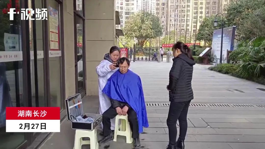 长沙有位“许大姐”,连续15年免费为上万市民理发休闲区蓝鸢梦想 - Www.slyday.coM 长沙有位“许大姐”,连续15年免费为上万市民理发休闲区蓝鸢梦想 - Www.slyday.coM