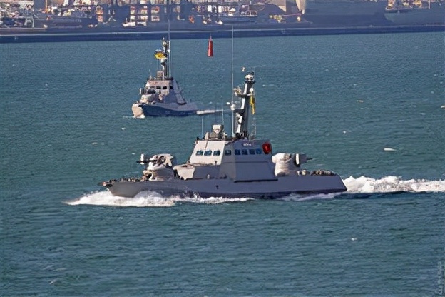 乌克兰舰艇对俄海军发起“蜂群战术”，<a href=