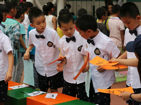 小学低年级家长要不要陪写作业 陪孩子写作业的利与弊