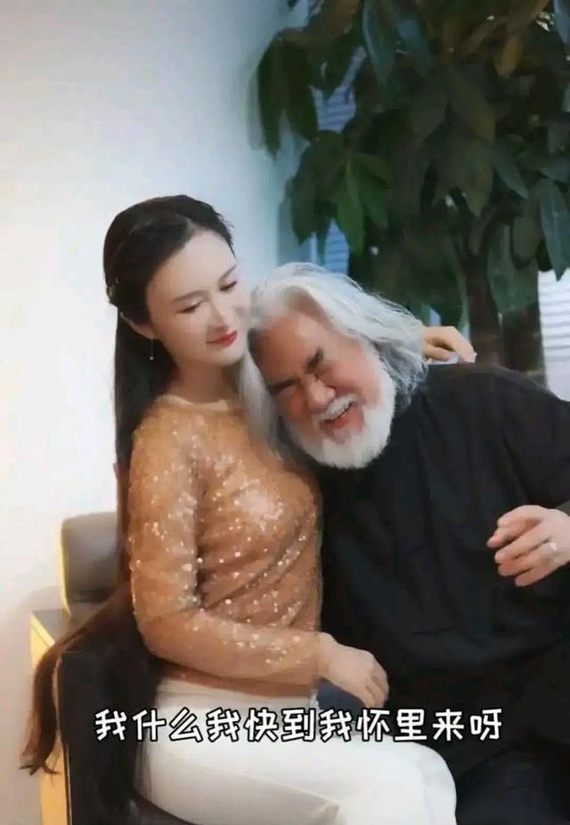 张纪中一家出门旅游和妻子跳舞体力不支被杜星霖抱在怀里休息