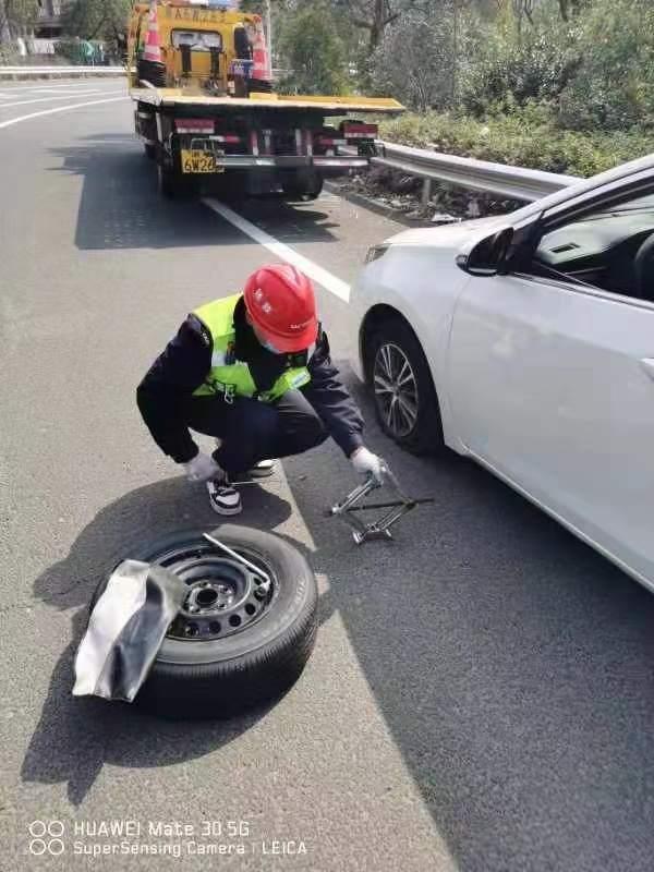 高速上爆胎车主无措巡检队员出手救急