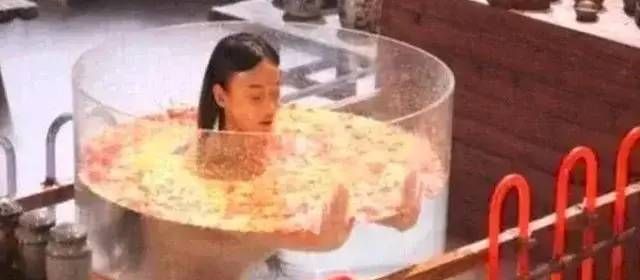史上最尬穿帮镜头透明浴缸我忍关晓彤泡澡露了个啥