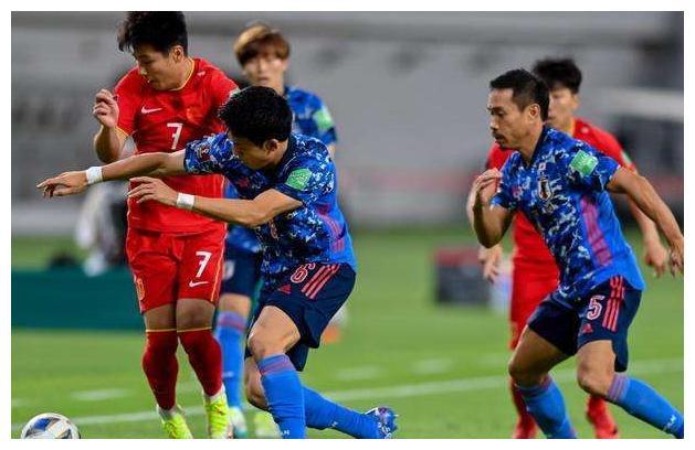 新王登基！越南国足创造历史，史上首次夺冠，队员怒吼疯狂庆祝