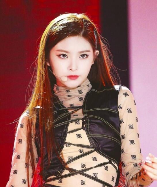 EVERGLOW王怡人“中国式拜年”引争议，<a href=