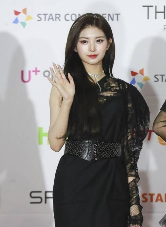 EVERGLOW王怡人“中国式拜年”引争议，<a href=