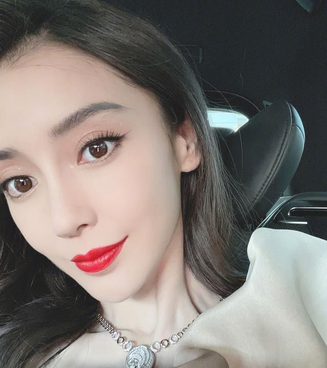 angelababy恢单素颜自拍关滤镜眼角皱纹爬出私下近况惊呆网