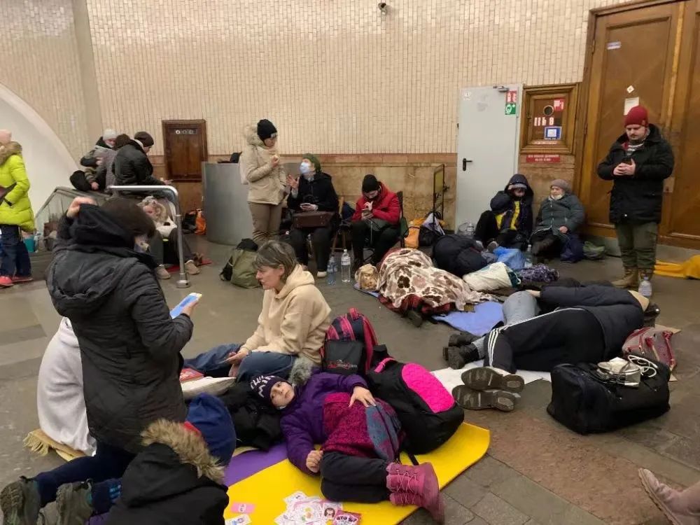 2022年2月25日，人们在乌克兰基辅一处地铁站内避险。新华社记者 鲁金博 摄