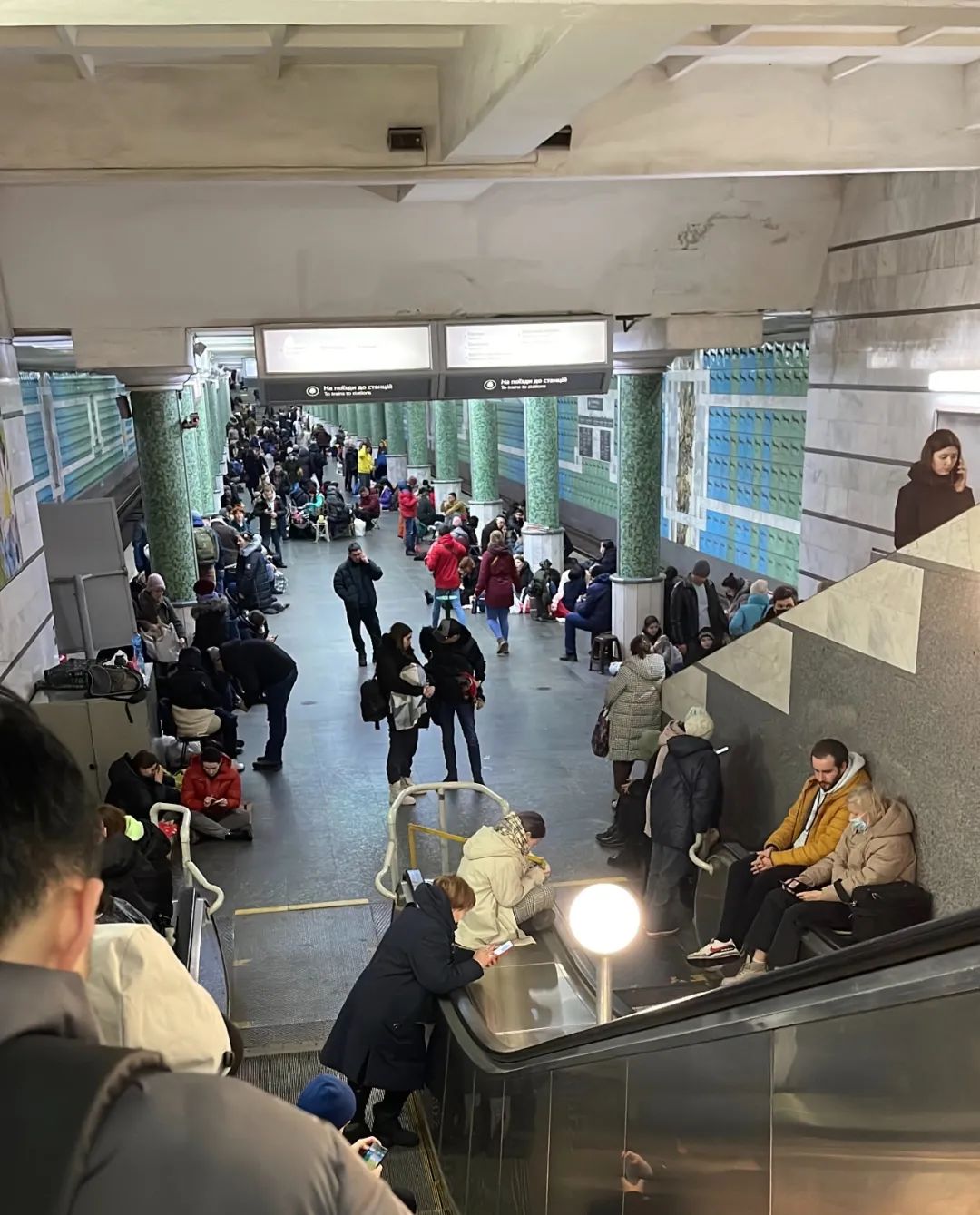 2022年2月24日，人们在哈尔科夫的地铁站避难。受访者供图