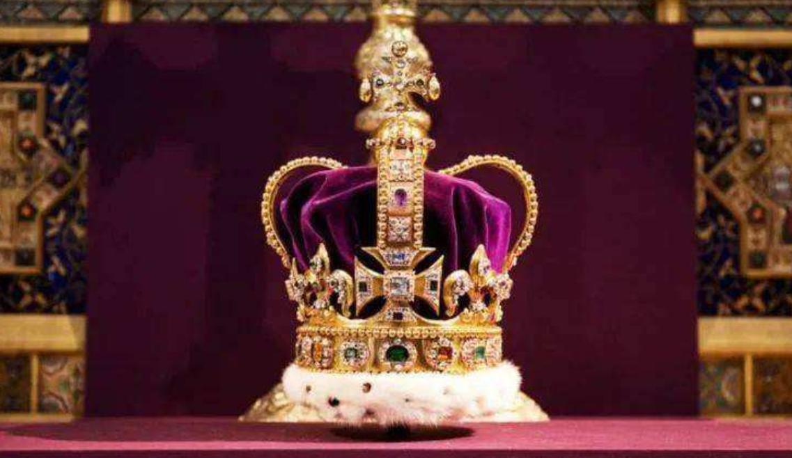 英国女王加冕仪式真实影像头顶佩戴的皇冠竟重达3公斤