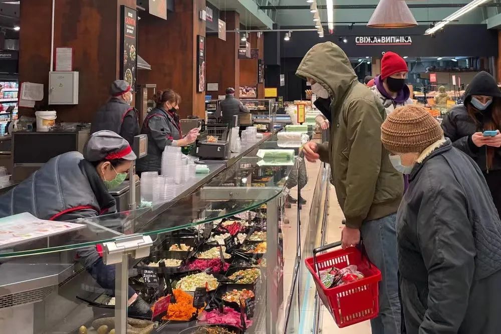 2022年2月28日，市民在乌克兰利沃夫一处超市内采购。新华社记者 任珂 摄