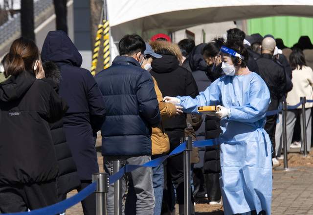 日增新冠确诊超21万例，<a href=