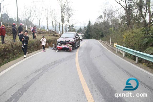弯道未减速遇弯道超车 两车相撞上演“空中飞人”休闲区蓝鸢梦想 - Www.slyday.coM 弯道未减速遇弯道超车 两车相撞上演“空中飞人”休闲区蓝鸢梦想 - Www.slyday.coM