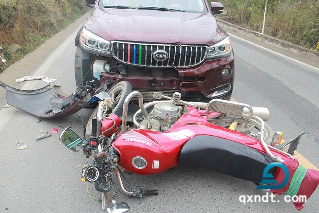 弯道未减速遇弯道超车 两车相撞上演“空中飞人”休闲区蓝鸢梦想 - Www.slyday.coM 弯道未减速遇弯道超车 两车相撞上演“空中飞人”休闲区蓝鸢梦想 - Www.slyday.coM