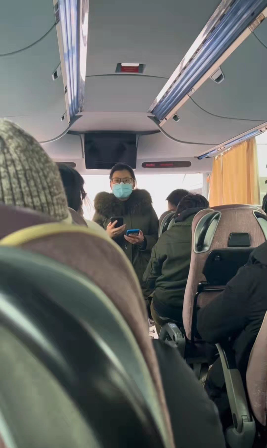 3月1日，中国驻乌克兰使馆工作人员在仔仔乘坐的大巴车上组织撤离的留学生。