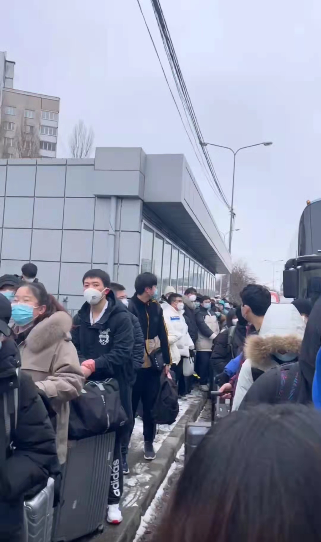 3月1日，仔仔在基辅排队乘坐大巴拍下的画面。