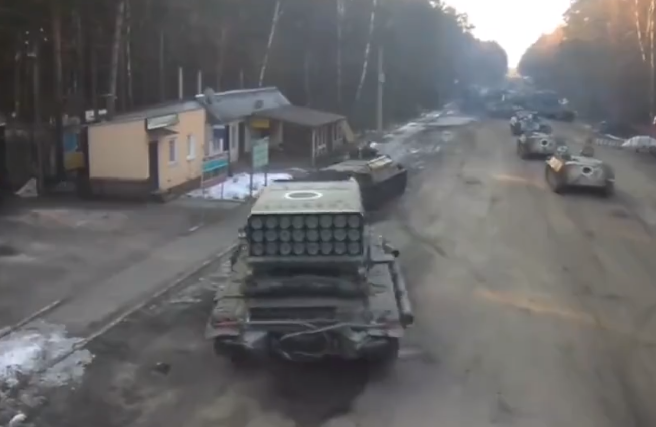 进入乌克兰的TOS-1A温压弹发射器，被称为“村庄毁灭者” 图源：社交媒体