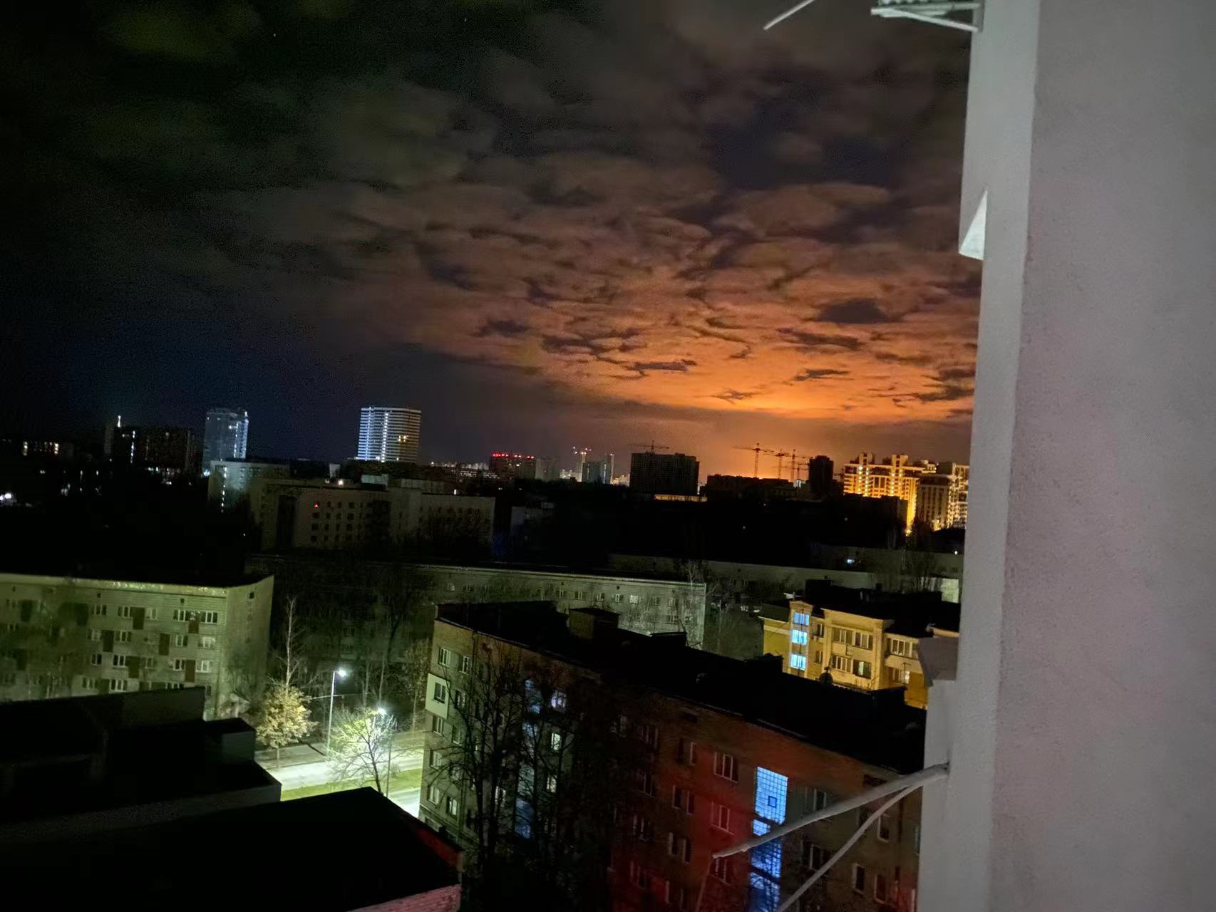 2月27日凌晨，等候安排的王杰拍下基辅夜景。