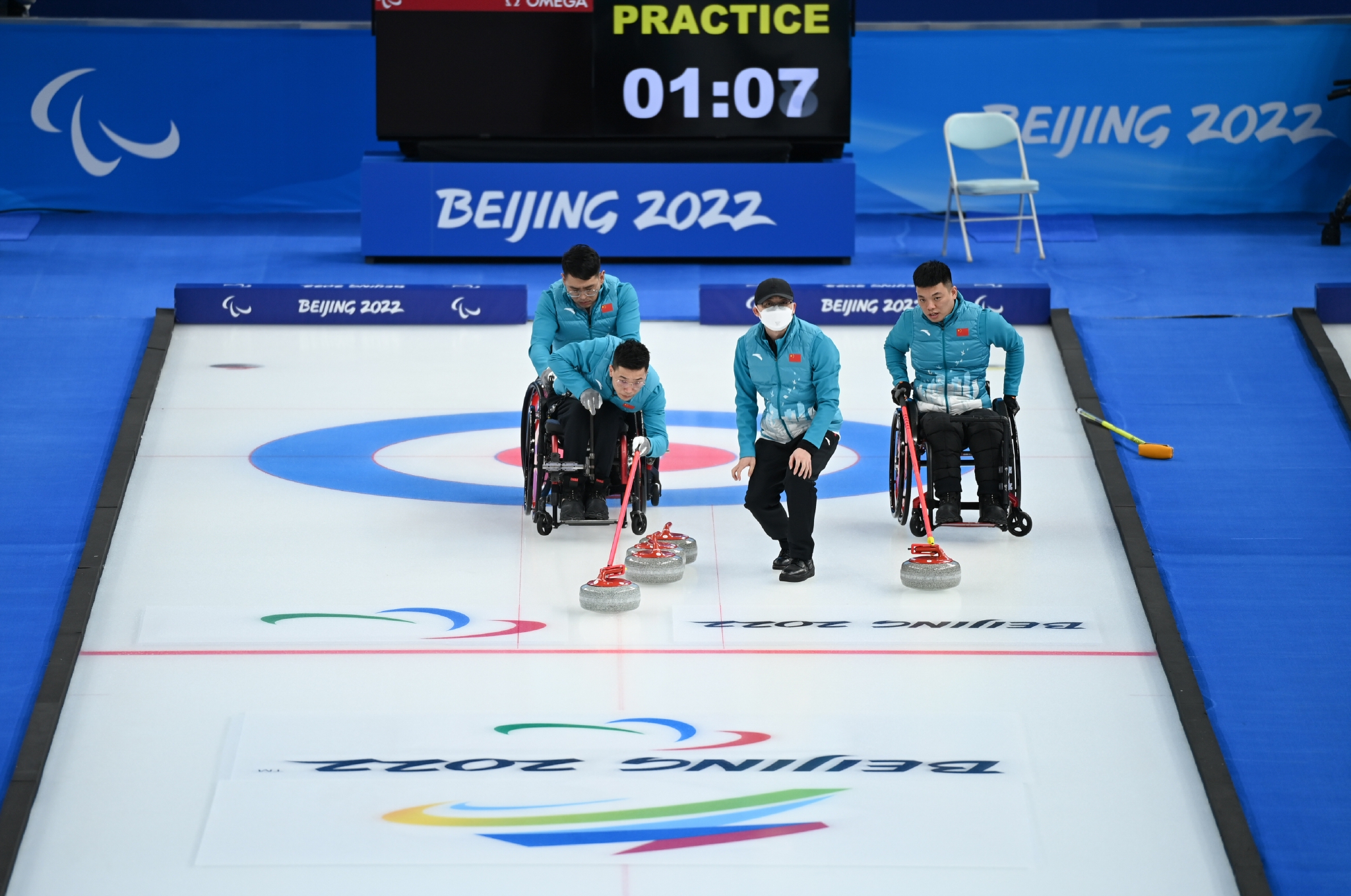 轮椅冰壶——中国队进行赛前训练|中国队|王海涛|冰壶_新浪新闻