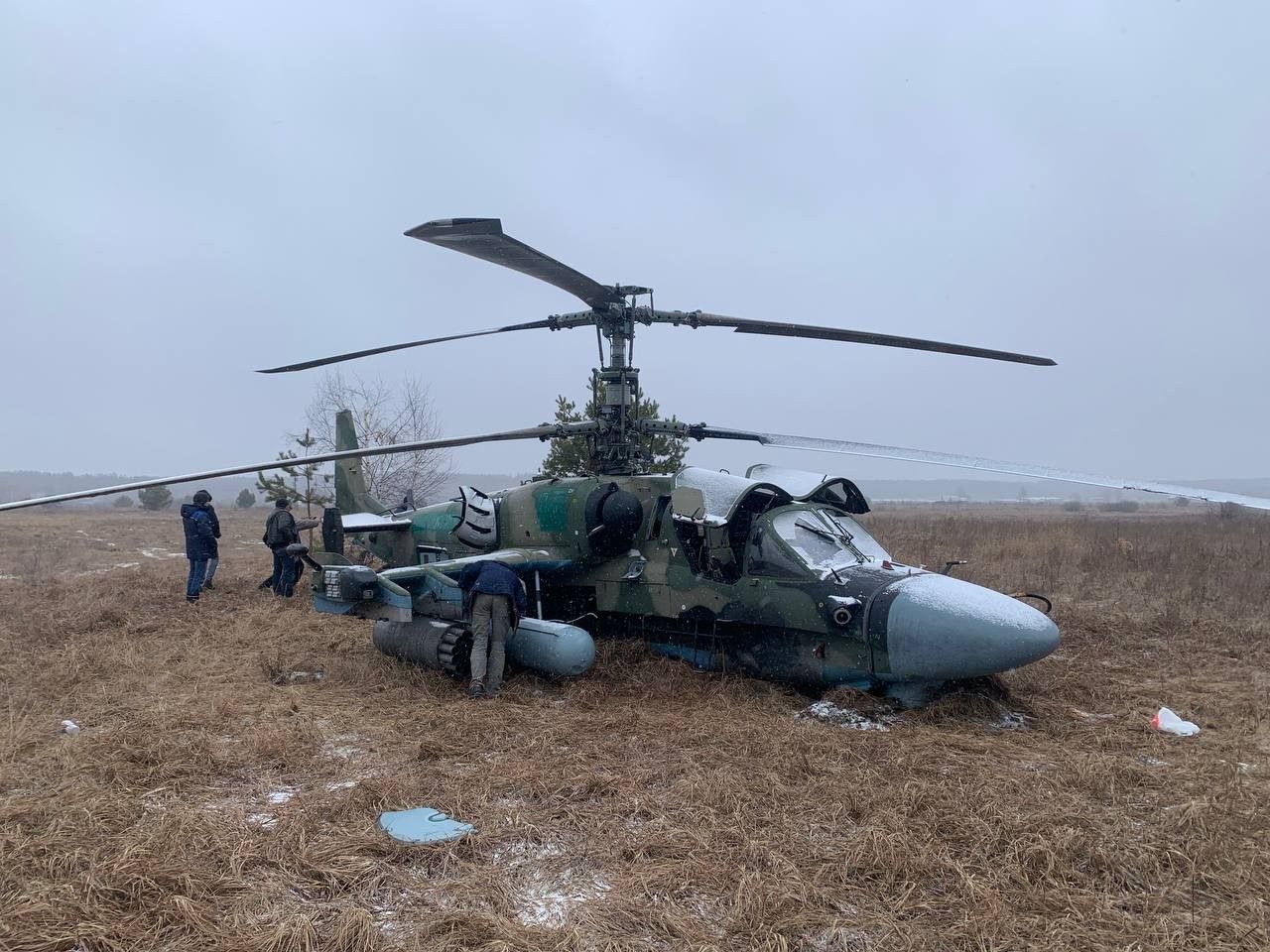 在基辅西北部迫降的俄军卡52直升机，图自社交媒体