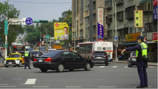 乘车辆3日上午9时从台北信义区出发,途中遭遇全台大停电,台北市仁爱路