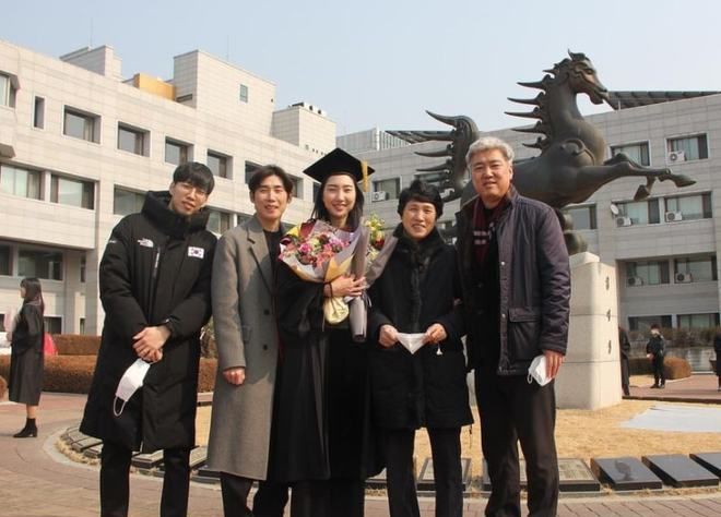 大赢家！羽毛球女神博士毕业，手捧毕业证甜笑，老公是<a href=