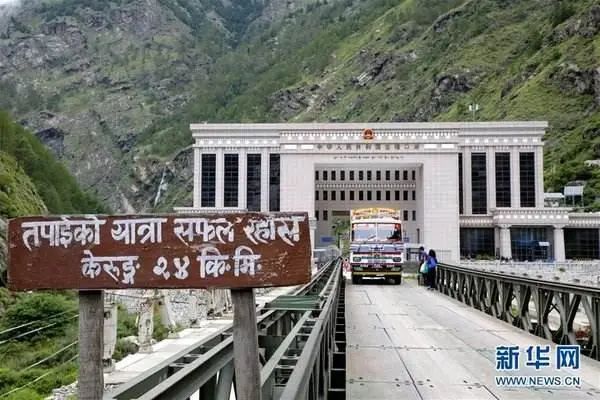 尼泊尔货车通过中尼边境的基隆口岸(新华网资料图)
