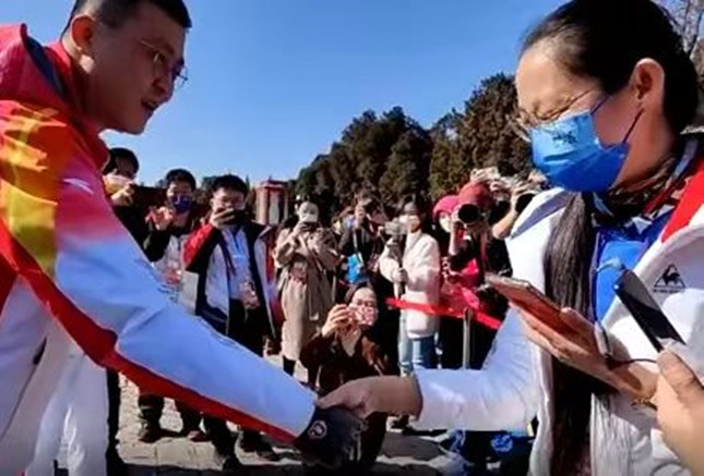 杭州余杭智能仿生手 举起北京2022年冬残奥会火炬休闲区蓝鸢梦想 - Www.slyday.coM 杭州余杭智能仿生手 举起北京2022年冬残奥会火炬休闲区蓝鸢梦想 - Www.slyday.coM