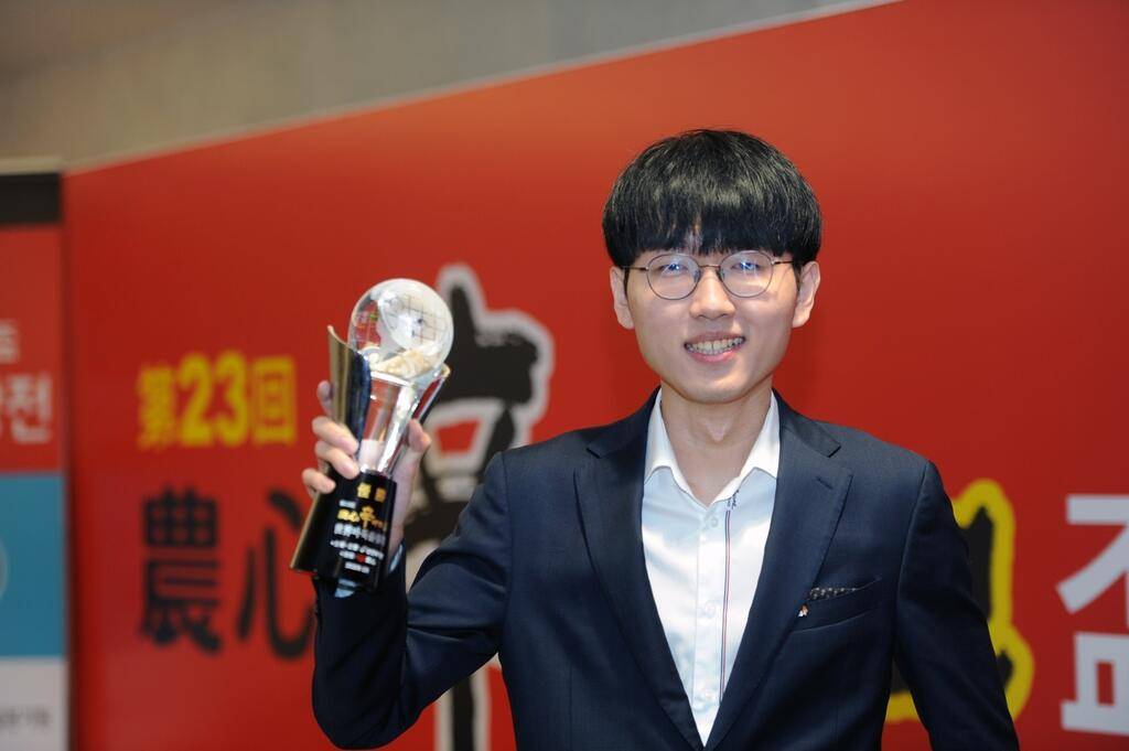 连续27个月排名高居第一！申真谞携手朴廷桓崔精获<a href=