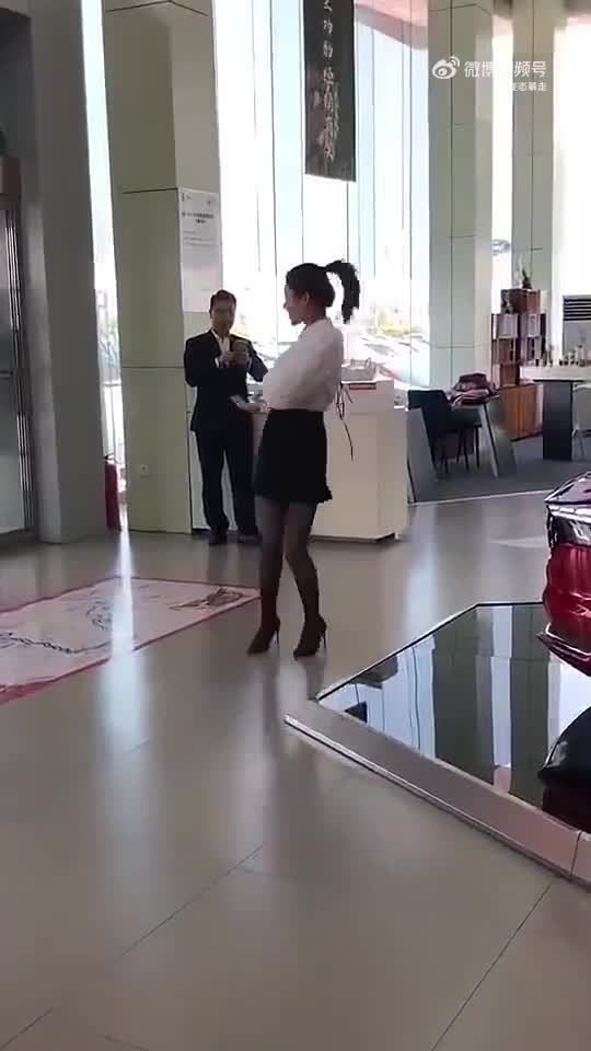 现在的汽车销售不容易~卖车还得jz会跳舞拍视频