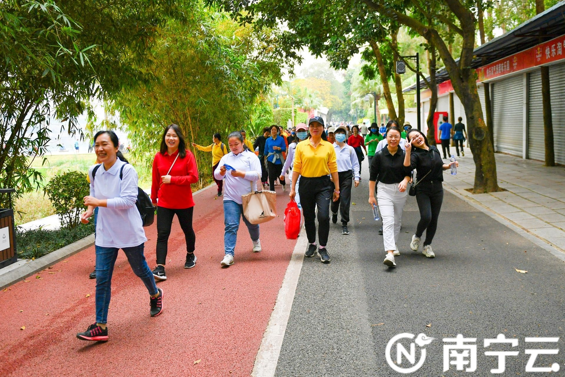 南宁市第四人民医院举办庆三八妇女节健步走活动