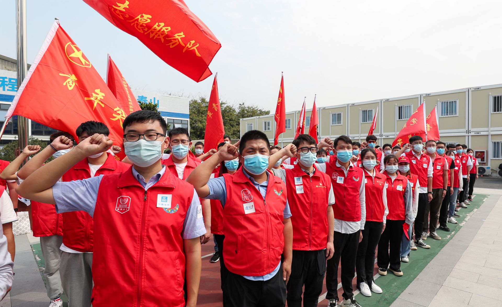 亮出的是党徽 闪耀的是信仰之光