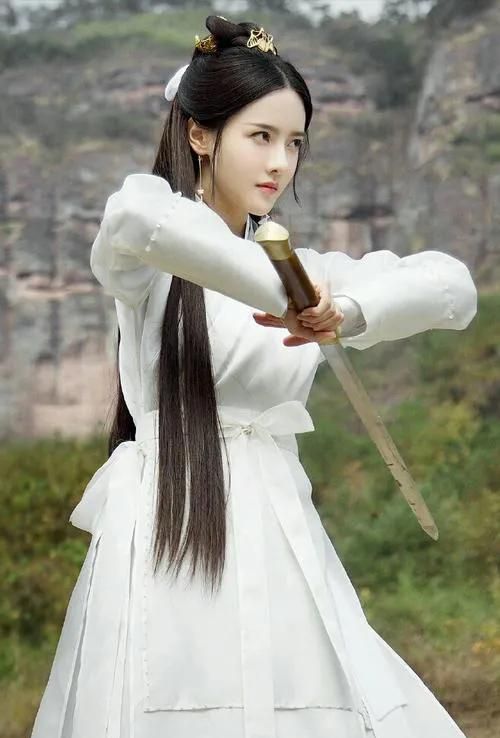 更令人印象深刻,《军师联盟》中的"甄宓",《宸汐缘》中的"青瑶"等等