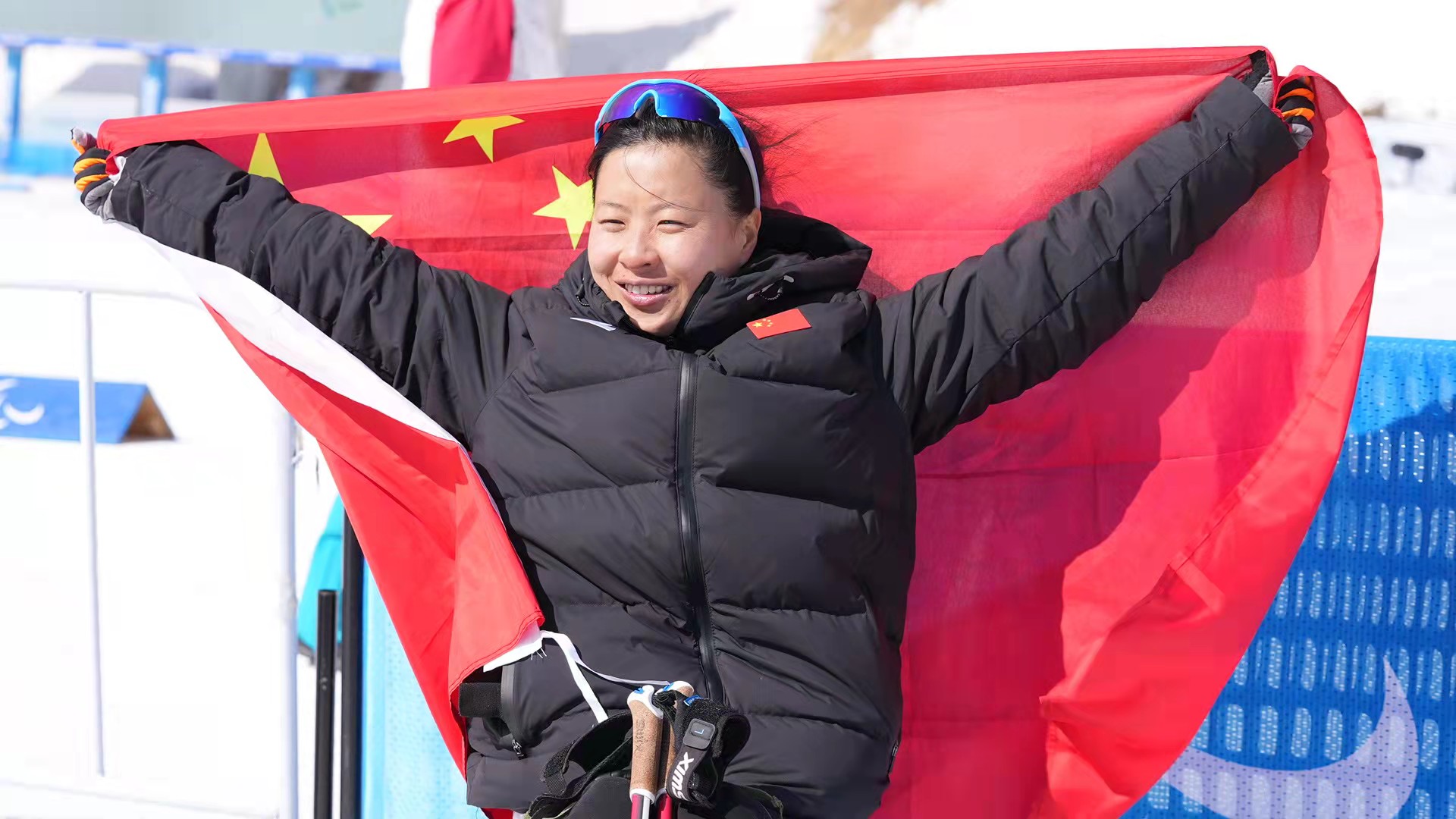 在3月6日举行的残奥越野滑雪女子长距离(坐姿)比赛中,杨洪琼为中国