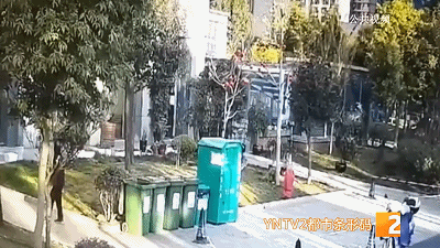 昆明一女子将钻戒误扔垃圾桶,物业帮忙翻了上百公斤垃圾……休闲区蓝鸢梦想 - Www.slyday.coM 昆明一女子将钻戒误扔垃圾桶,物业帮忙翻了上百公斤垃圾……休闲区蓝鸢梦想 - Www.slyday.coM