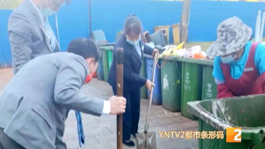 昆明一女子将钻戒误扔垃圾桶,物业帮忙翻了上百公斤垃圾……休闲区蓝鸢梦想 - Www.slyday.coM 昆明一女子将钻戒误扔垃圾桶,物业帮忙翻了上百公斤垃圾……休闲区蓝鸢梦想 - Www.slyday.coM