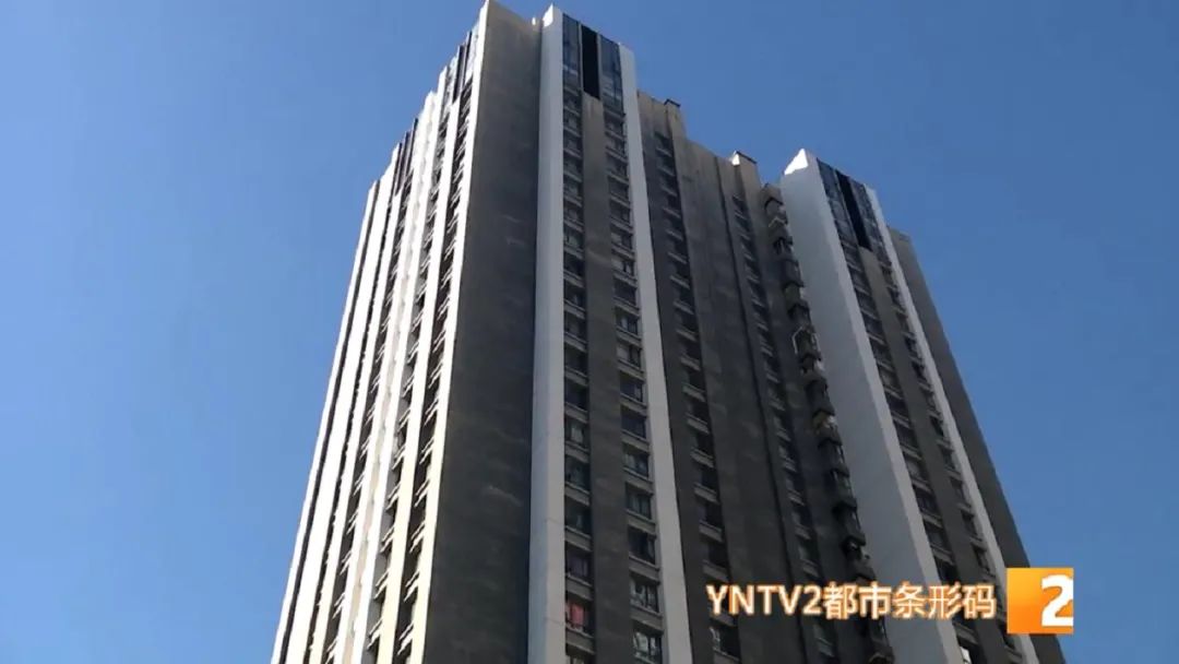 昆明一女子将钻戒误扔垃圾桶,物业帮忙翻了上百公斤垃圾……休闲区蓝鸢梦想 - Www.slyday.coM 昆明一女子将钻戒误扔垃圾桶,物业帮忙翻了上百公斤垃圾……休闲区蓝鸢梦想 - Www.slyday.coM