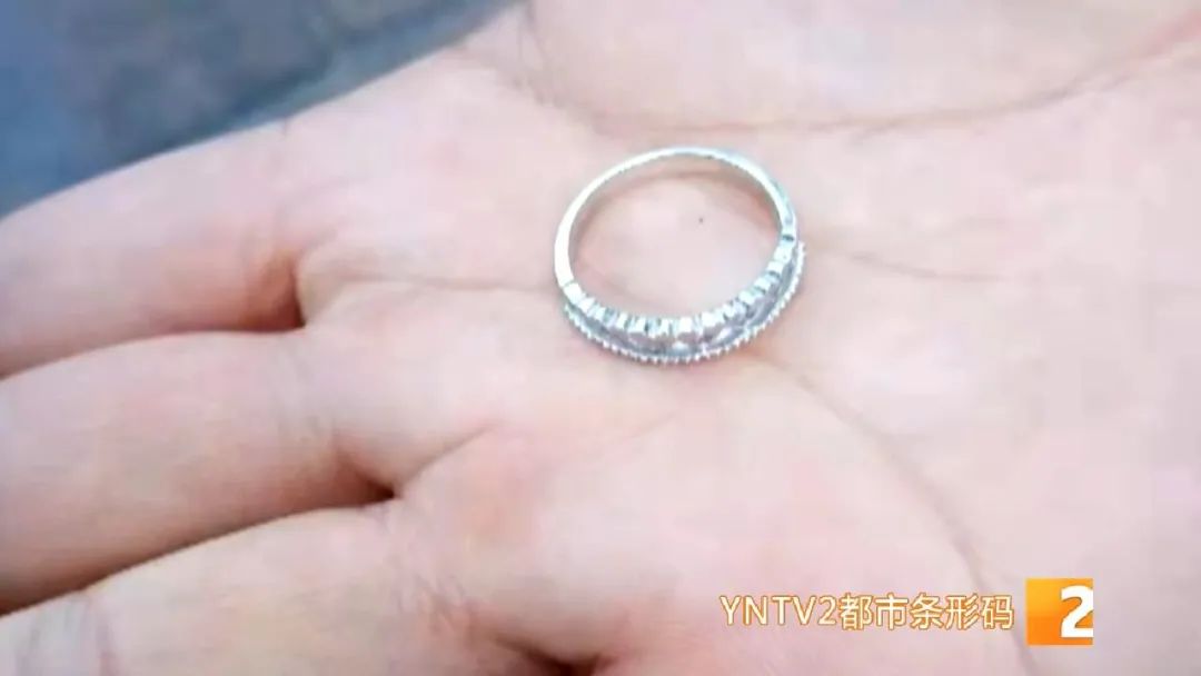 昆明一女子将钻戒误扔垃圾桶,物业帮忙翻了上百公斤垃圾……休闲区蓝鸢梦想 - Www.slyday.coM 昆明一女子将钻戒误扔垃圾桶,物业帮忙翻了上百公斤垃圾……休闲区蓝鸢梦想 - Www.slyday.coM