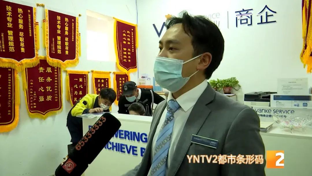 昆明一女子将钻戒误扔垃圾桶,物业帮忙翻了上百公斤垃圾……休闲区蓝鸢梦想 - Www.slyday.coM 昆明一女子将钻戒误扔垃圾桶,物业帮忙翻了上百公斤垃圾……休闲区蓝鸢梦想 - Www.slyday.coM