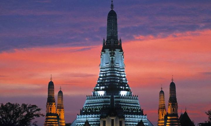 泰国最著名的寺庙,号称"曼谷埃菲尔铁塔",纪念的是一